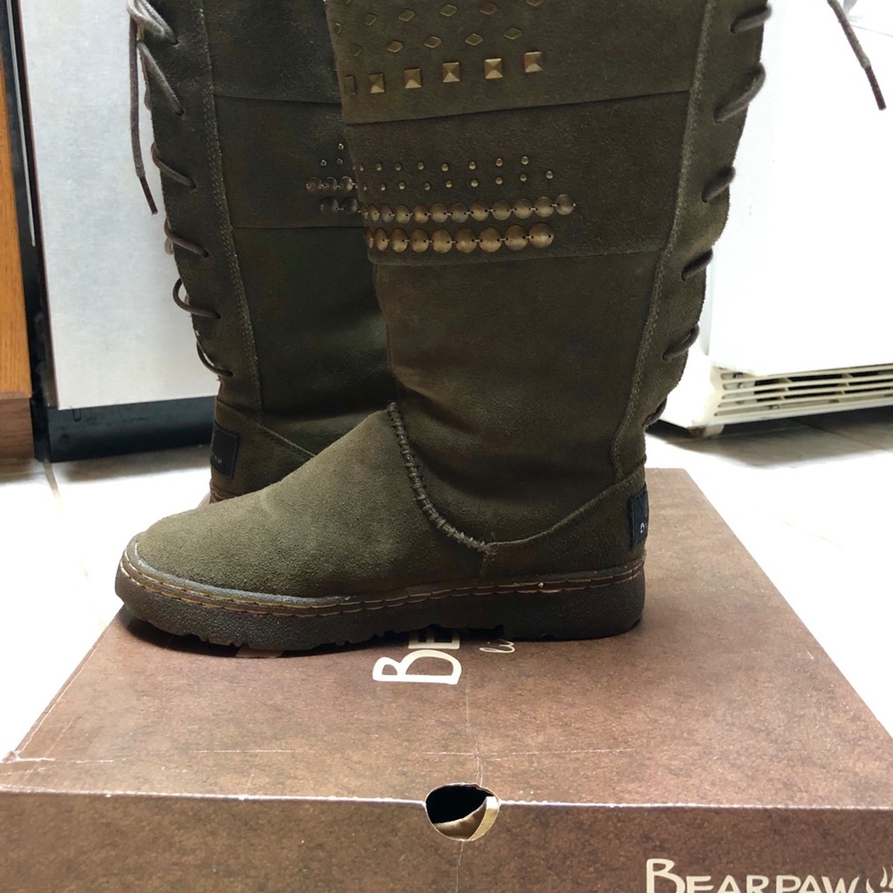 Bearpaw suede winter boots. Lace up back. Super warm and comfortable. Size 6